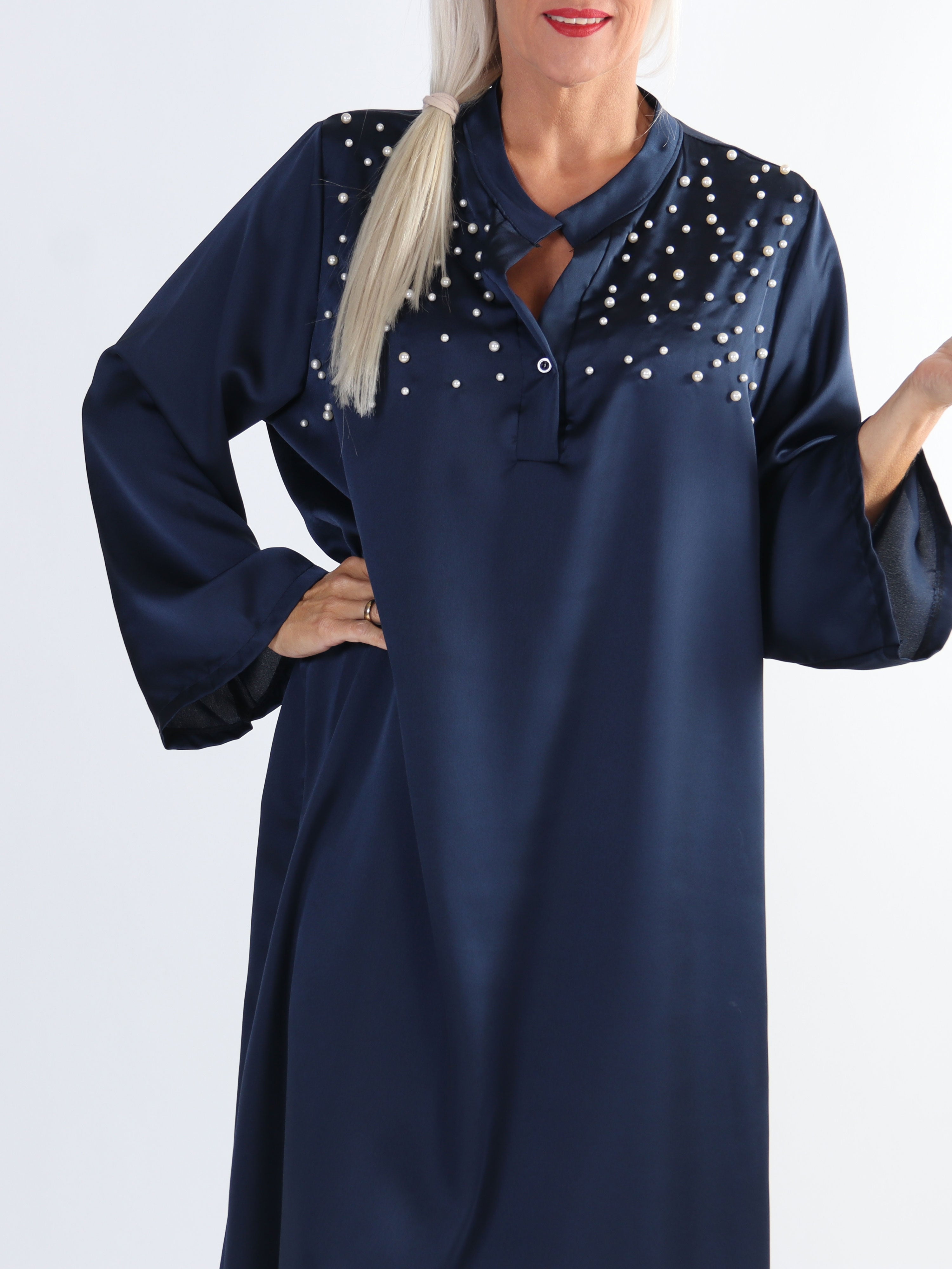 Emilia - Plus size klänning i silkelook med vita pärlor